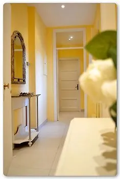 De 60 M² Con 2 Habitación/es Y 2 Baño/s De Uso Privado, En Salerno-centro De La Ciudad 3* Salerno