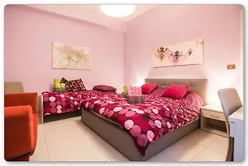 De 60 M² Con 2 Habitación/es Y 2 Baño/s De Uso Privado, En Salerno-centro De La Ciudad 3* Salerno