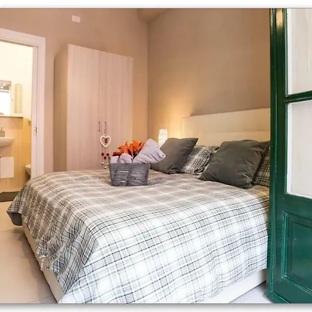 De 60 M² Con 2 Habitación/es Y 2 Baño/s De Uso Privado, En Salerno-centro De La Ciudad 3* Salerno